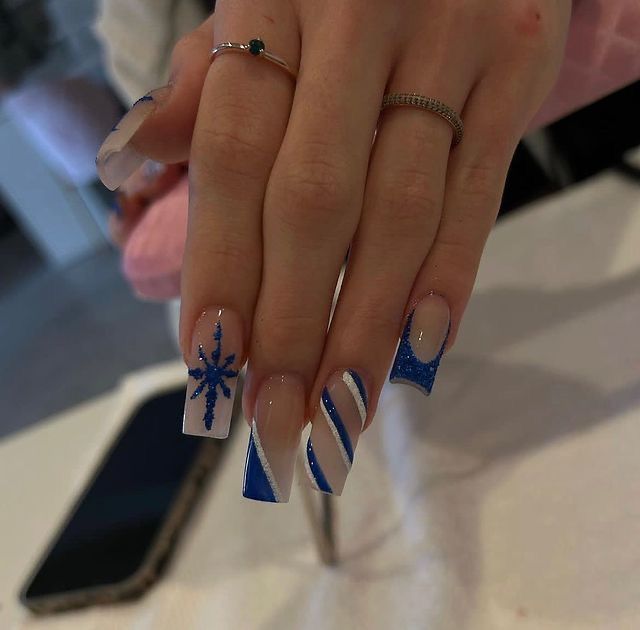 Blue And White Christmas Nail Designs, Dark Blue Christmas Nails Winter, White And Blue Nails Christmas, Dark Blue Nails Christmas, Dark Blue Winter Nail Designs, Christmas Nails White And Blue, Christmas Nails Dark Blue, Winter Christmas Nails Blue, Christmas Nails Acrylic Blue