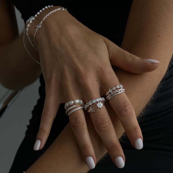 Mit dem Chainz Ring erreicht unsere Bessenheit für Ketten ein neues Niveau. Dieser atemberaubende kleine Kettenring ist die perfekte Abwandlung eines Basic-Rings. Kombiniere ihn mit der passenden Chainz Halskette und Ohrringen, um dein Set zu vervollständigen. Basic Ring, Forever Ring, Sun And Moon Rings, Baby Ring, Forever Rings, Tiara Ring, Baby Rings, Jewels Rings, Ice Ice Baby