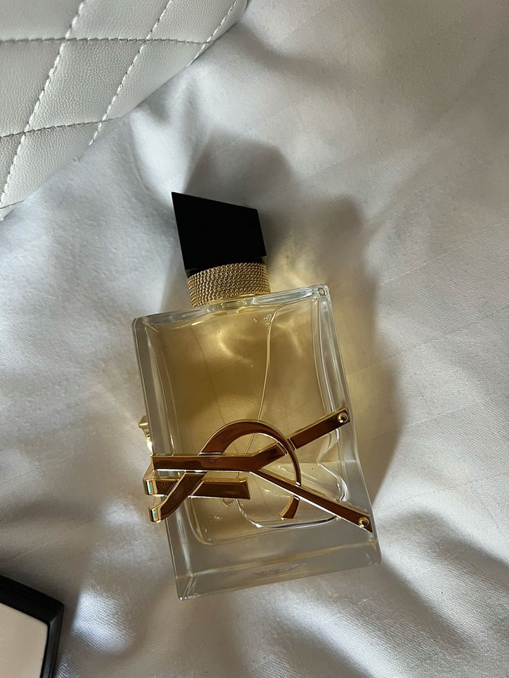 Girly it girl ysl perfume Ysl Vanilla Perfume, Serena Van Der Woodsen Perfume, It Girl Perfume, Men Perfume Collection, Roses Perfume, Serena Vanderwoodsen, Walburga Black, Perfume Ads, Ysl Perfume