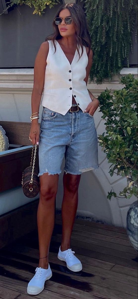 Denim Short Street Style, Weekend Outfits For Women Summer 2023, Shorts And Vest Outfit Summer, Street Style Summer Outfits Inspiration 2023, Summer Street Style 2024 Women, Summer 2023 Fashion Trends Street Style, 2024 Summer Street Style, Denim Bermuda Shorts Outfit Street Style, Summer Outfits 2024 Women