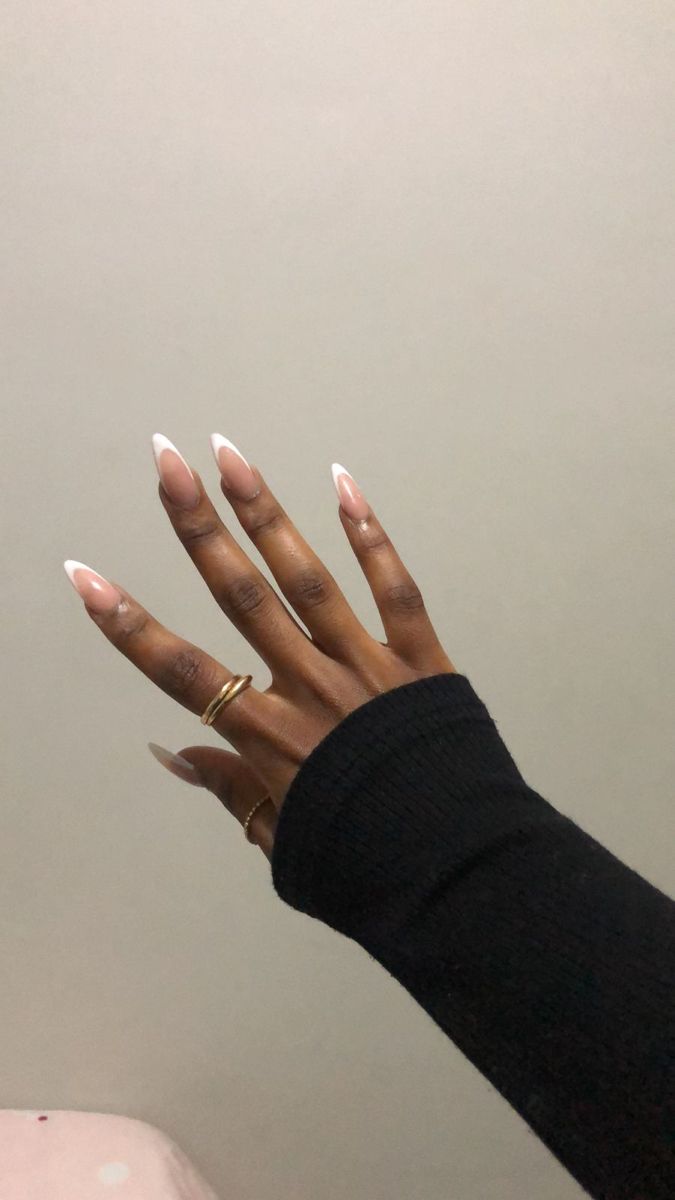 White almond French acrylic nails Clear Nails Black Women, Nails That Look Good On Brown Skin, Nails On Dark Hands, Elegant Nails Black Woman, Nails Dark Skin Tone, Nails Simplistic, Acrylic Nails Dark Skin, Almond Nails Black Women, Dark Skin Nails