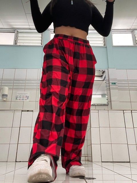 Red And Black Plaid Pants, Plaid Christmas Pants Outfit, Red Pajama Pants Outfit, Cute Pj Pants Outfit, Red Pj Pants Outfit, Plaid Pajama Pants Aesthetic, Pyjama Pants Aesthetic, Red And Black Pajama Pants, Red Pijama