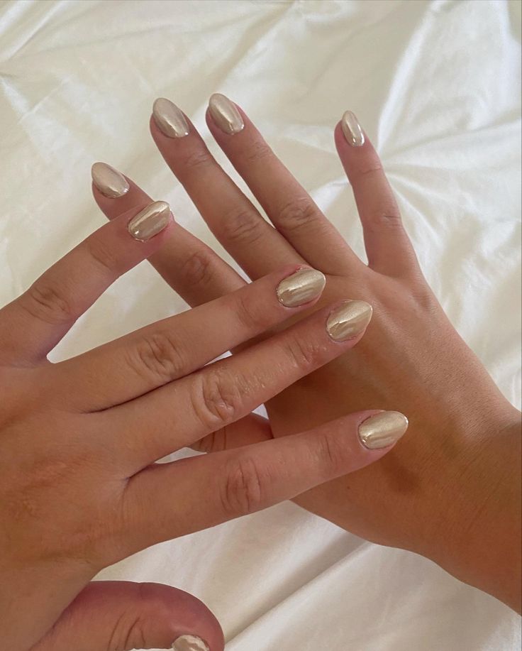 Short beige pearl nails(hailey bieber nails) Beige Pearl Nails, Nails Hailey Bieber, Hailey Bieber Nails, Bieber Nails, Pearl Nails, Hailey Bieber, Nail Inspo, Nails