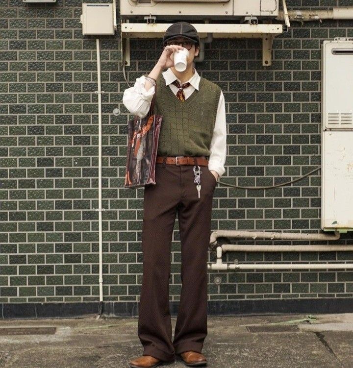 Retro Inspired Outfits Men, Japanese Menswear Streetstyle, Retro Style Outfits Men, Vintage Outfit Ideas Men, Unique Fashion Men, Retro Men Outfit Vintage, Vintage Style Men 90s, Old Men Outfit, Retro Vintage Outfits Men