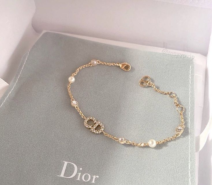 #dior #armband #designerjewelry #girlstyle #style #outfits Dior Jwellary, Designer Jewelry High End, Dior Armband, Dior Bracelet Gold, Expensive Jewlery, Bracelet Dior, Luxury Gift Ideas, Dior Bracelet, Dior Luxury