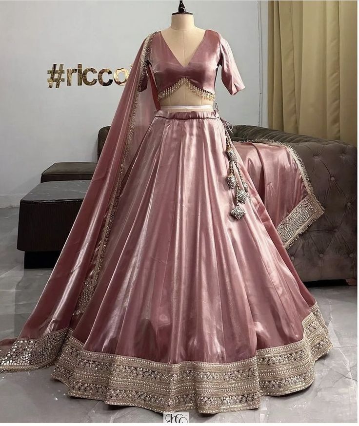 Lengha Pattern Design, Latest Lehenga Design For Wedding, Lehanga Designs For Engagement, Lehnga Designs For Women, Indian Shadi Dresses, Blouse Style For Lehenga, Lengha Choli Blouse Designs Latest, Traditional Blouse Designs For Lehenga, Kali Lengha Design