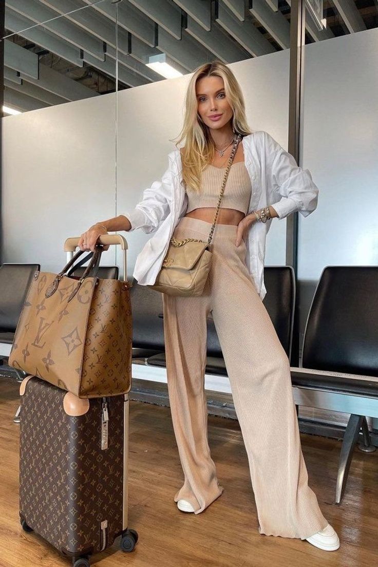 Travel in style with our selection of 15 elevated airport outfits that are perfect for both short and long-haul flights. Featuring stylish loungewear, cool accessories like the Louis Vuitton OnTheGo tote bag, and a blend of cozy and classy aesthetics, these outfits are perfect for any traveler. Whether you’re heading for a weekend getaway or a long-haul flight, find the perfect combination of comfort and style that ensures you look effortlessly put together on your journey. Classy Airport Outfit, Aeroplane Outfit, Dinner Outfits Summer, Airport Outfit Spring, Chic Airport Outfit, Nyc Outfits Summer, Cute Airport Outfit, Airport Outfit Ideas, Chic Travel Outfit