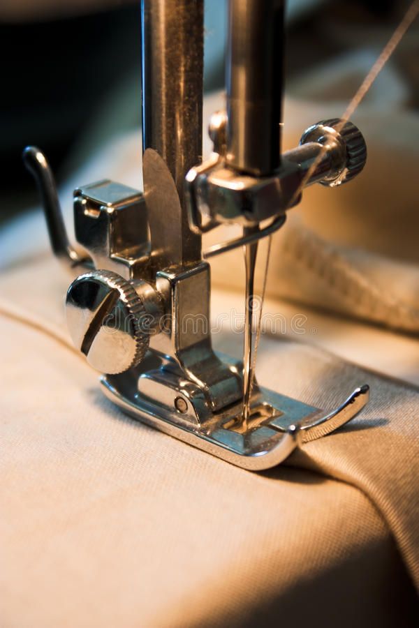 an old sewing machine is sitting on the table top with its needle pointed at it's center