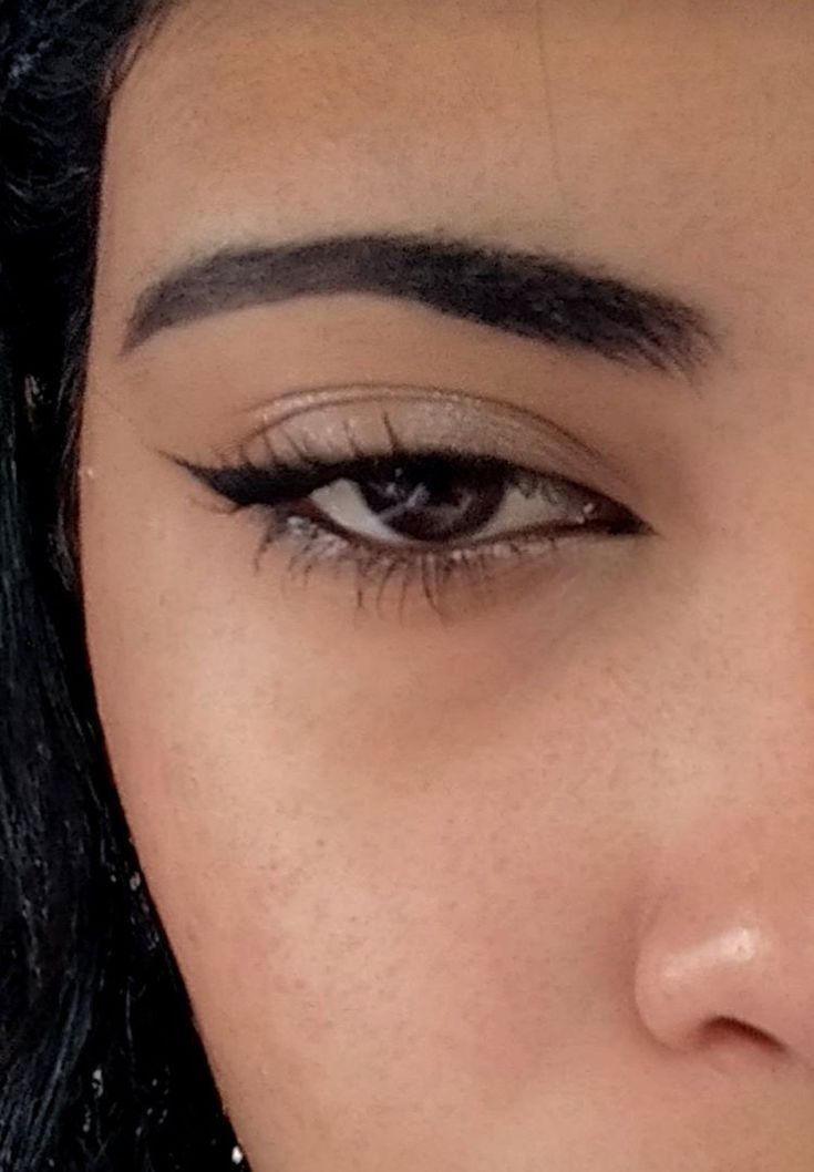 Siren Eyes Natural Makeup, Makeup Looks For Semi Formal, Simple Siren Eyes Makeup, Eyeliner For Siren Eyes, Siren Eyes Brown Eyeliner, Siren Eyes With Eyeliner, Eyeliner Tutorial Siren Eyes, How To Siren Eyeliner, Siren Eyes On Almond Eyes