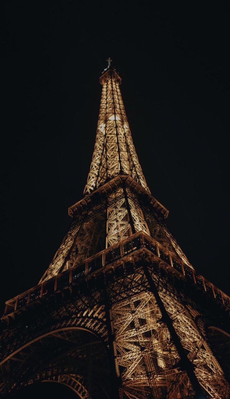 the eiffel tower lit up at night