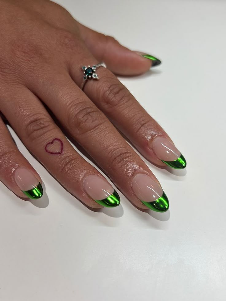 Metallic Green French Tip Nails, Ferxxo Nails, Glastonbury Nails, French Green Nails, Green Metallic Nails, Metallic French Tip, Chrome Nails Designs, Hello Nails, Vintage Nails