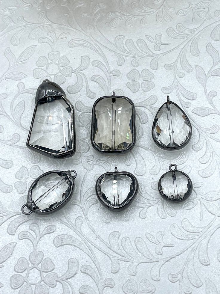 Crystal Gunmetal Soldered Pendants and charms. Connector Soldered Charm, 6 Styles of Charms and Pendants, Clear Crystal. Fast Shipping 6 Shapes/ styles (Choose from menu) Size: Style #1: 44.7mm x 23.8mm Style #2: 32.2mm x 21.7mm Style #3: 28.5mm x 19mm Style #4: 30.3mm x 18.7mm Style #5: 22mm x 20mm Style #6: 18.5mm x 15.7mm Gunmetal Components used in finished pieces are not included but can be purchased in my shop. For ideas only. www.instagram.com/blingbya @blingbya Soldering Projects, Clear Crystal Necklace, Soldered Pendants, Cheese Danish, Stained Glass Jewelry, Acrylic Jewellery, Clear Crystals, Crystal Necklace Pendant, Shipping Orders