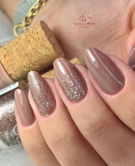 Nude Nails With Glitter, Ongles Beiges, Nagellack Trends, Fall Gel Nails, Nude Nail Designs, Beige Nails, Makijaż Smokey Eye, Makeup Aesthetic, Brown Nails