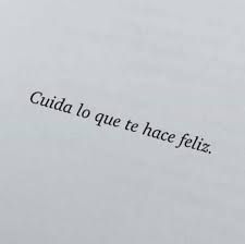 an airplane flying in the sky with a quote written on it's side that reads cuida to que te face feliz