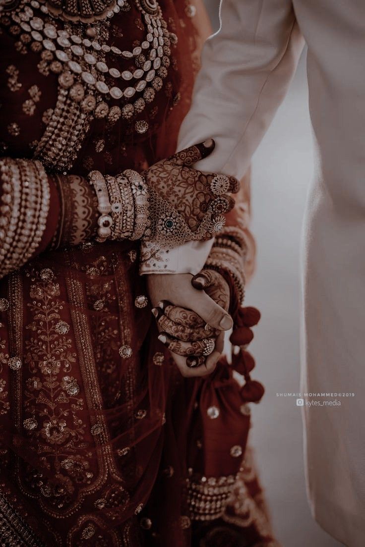 Royal Marriage Aesthetic, Wedding Asthetic Pics, Marriage Poses, Arrange Marriage, Bride Groom Photoshoot, Indian Bride Poses, Indian Wedding Poses, Bride Photos Poses, Groom Photoshoot