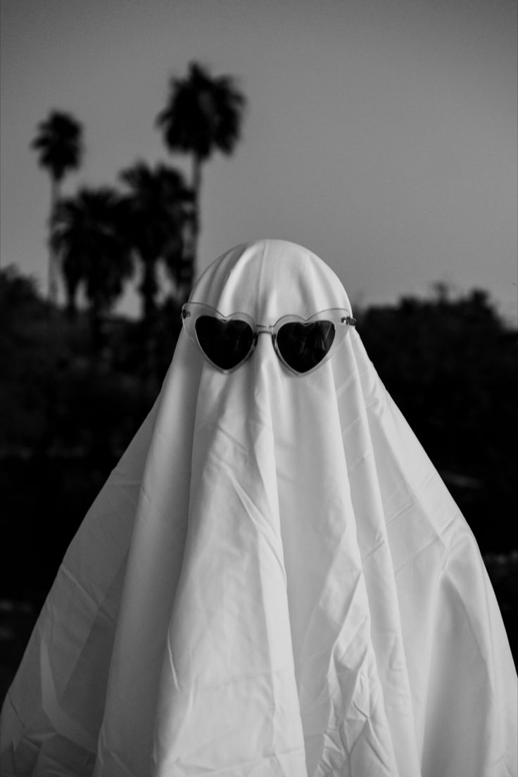 ghost photoshoot ideas Halloween Party Photoshoot, Ghost With Glasses Aesthetic, Ghost Best Friends Photos, Halloween Aesthetic Ghost, Ghost Photoshoot Aesthetic, Cute Ghost Aesthetic, Halloween Ghost Photoshoot, Sheet Ghost Aesthetic, Sheet Ghost Photoshoot