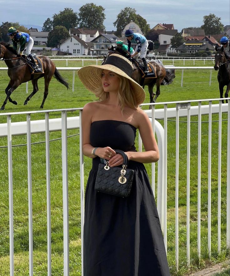 @franziskanazarenus on instagram Horse Race Outfits For Women, Derby Outfits For Women Classy, Ladies Day At The Races Outfit, Derby Aesthetic, Kentucky Derby Outfit For Women, Polo Match Outfit, Polo Outfits For Women, Horse Race Outfit, Derby Party Outfit