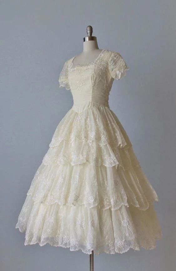 1950s Wedding Dress Vintage, Vintagecore Outfits, Vintage Wedding Dress 1950s, 50s Wedding Dress, 1950s Wedding Dress, Modest Bride, 1950s Wedding, Evening Gowns With Sleeves, Old Fashion Dresses