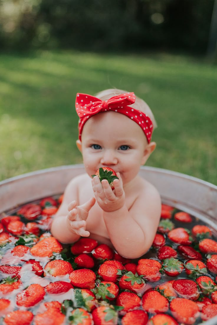 First Year Pictures, Nails Coconut, 6 Month Photo Shoot, Best Baby Names, Garden Strawberry, Photo Bb, Aesthetic Coconut, Baby Milestones Pictures, Names Cute