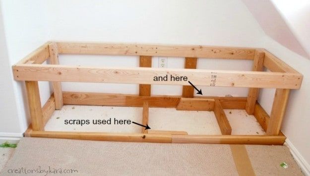 the bottom half of a bed frame is shown with instructions for how to build it