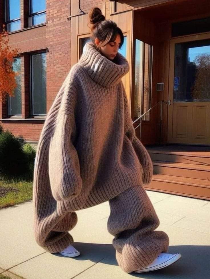 Giant Knit Sweater, Weird Sweaters, Giant Sweater, Big Sweater Outfit, Chunky Knit Sweaters, Sweaters For Fall, Oversized Aesthetic, Open Weave Sweater, Chunky Oversized Sweater