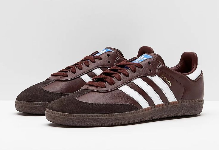 ADIDAS SAMBA. The brown ones look like this... Brown Adidas Samba, Adidas Samba Brown, Outfits With Sambas, Blue Stripes Outfit, Apple Lifestyle, Pink Sambas, Sambas Black, Brown Samba, Stripes Outfit