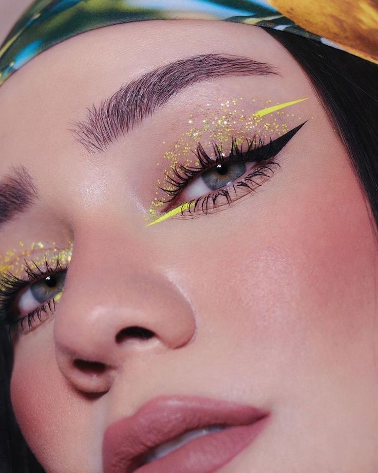 Maquillage Yeux Cut Crease, Neon Makeup, Rave Makeup, Eye Makeup Pictures, Smink Inspiration, Makijaż Smokey Eye, Eye Makeup Designs, Makeup Eye Looks, Creative Eye Makeup