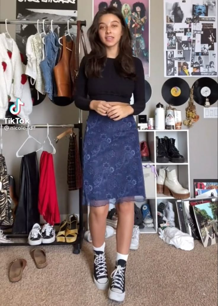 Nicole Dlf Outfits, Tea Length Skirt Outfit, Mid Length Skirt Outfit, Mid Skirt Outfits, Tea Length Skirt, Artsy Style, Style Finder, Easy Trendy Outfits, Skirt Outfit