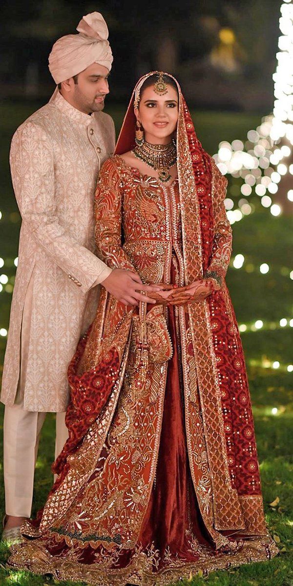 30 Exciting Indian Wedding Dresses That You'll Love Henna Pictures, Indian Wedding Dress Traditional, Desi Couture, Ali Xeeshan, Royal Family Portrait, Weddings Dresses, Pic Poses, Bridal Poses, Family Shoot