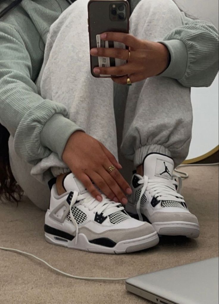 4s Outfit, Jordan 4’s, Stile Hijab, Trendy Shoes Sneakers, Nike Shoes Girls, Jordan Shoes Girls, Jordan Shoes Retro, All Nike Shoes, Nike Shoes Jordans