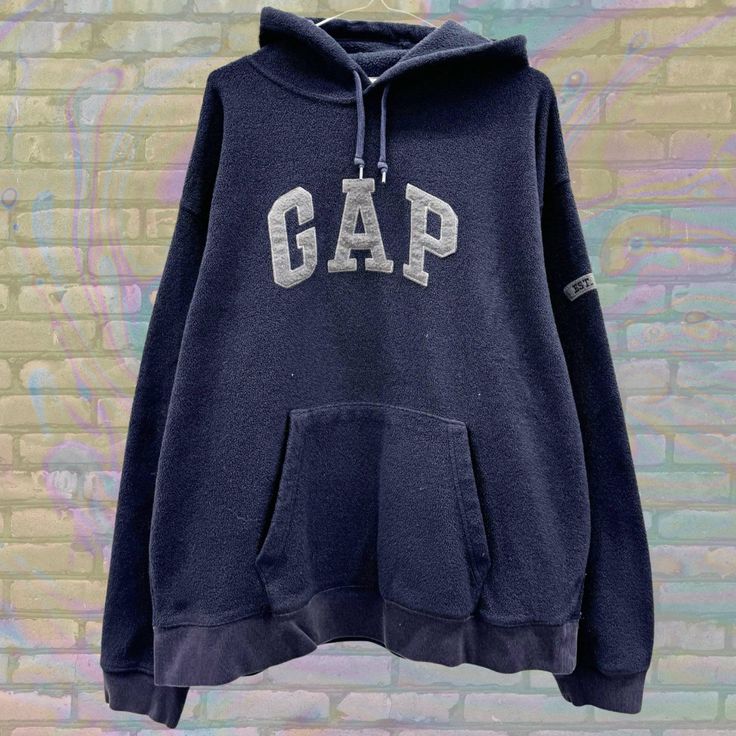 Label size: Extra Large Recommended size: Double Extra Large How it fits: Oversized Pit to pit: 28" Shoulder to bottom: 28.5" Flaws: Photos show marks if any Material: 100% Polyester Era: Y2K Colour: Blue/Gray 90 Streetwear, Gap Logo, Winter Streetwear, Streetwear Casual, Logo Sweatshirt, Cozy Winter, Fleece Hoodie, Blue Grey, Sweat Shirt