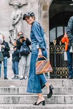 #RichGirlHabbits#ClassyWomanTips#howtobeclassywoman#Classywomenoutfits# Gala Gonzalez, Moda Denim, Denim Outfits, Paris Fashion Week Street Style, All Jeans, Jean Flare, Double Denim, Looks Street Style, Denim Trends