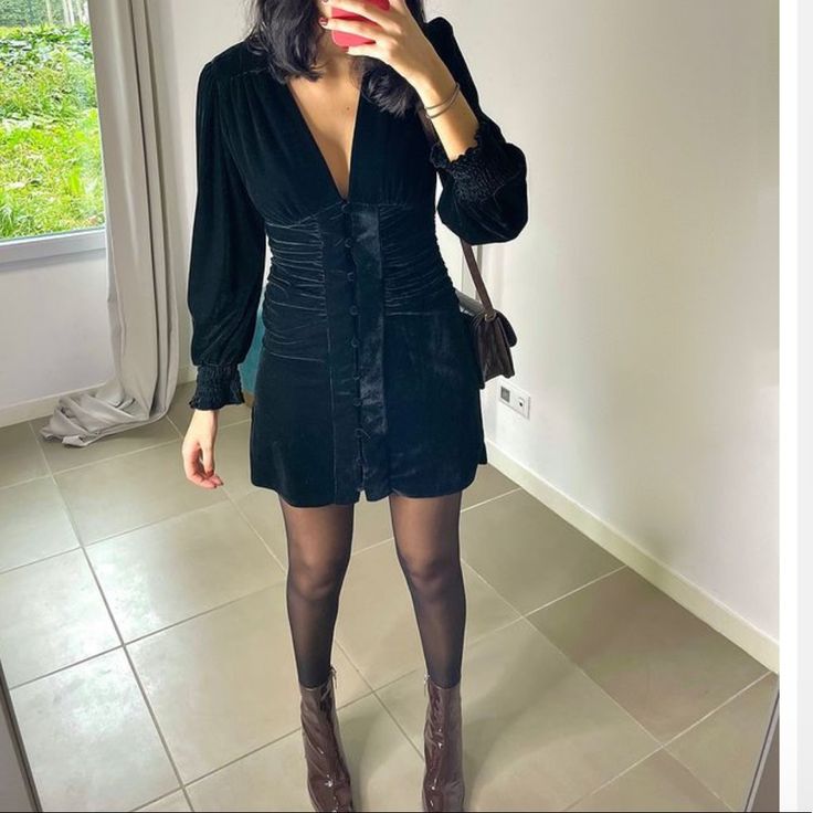 Short Dress With V-Neck, Long Sleeves, And Smocked Elastic Cuffs. Side Pleats. Front Closure With Self Lined Buttons. Winter Dress With Boots, Velvet Winter Dress, Short Velvet Dress, Velvet Dress Short, Long Sleeve Velvet Dress, Zara Shorts, Zara Black, Zara Dresses, Velvet Dress