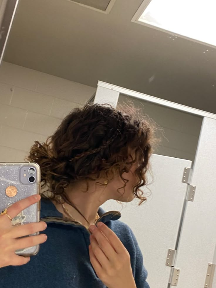 Curly Hairstyles 2b Curls, Messy Braid Curly Hair, Beach Hairstyles For Short Curly Hair, Curly Hair Messy Hairstyles, Chopped Curly Hair, Curly Brown Hair Hairstyles, Curly Hair Ideas Short, Downtown Curly Hairstyles, Curly Hair Girls Aesthetics