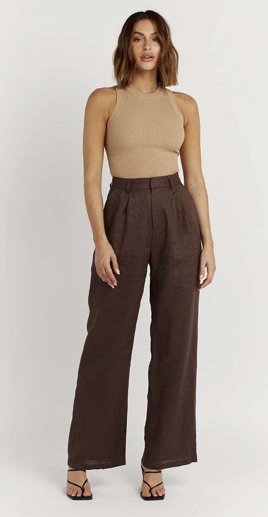 Dark Brown Trousers Outfit, Brown Linen Pants Outfit, Brown Pants Outfit For Work, Brown Trousers Outfit Women, Brown Wide Leg Pants Outfit, Brown Trousers Outfit, Tailored Pants Outfit, Outfits For Casual, Brown Linen Pants