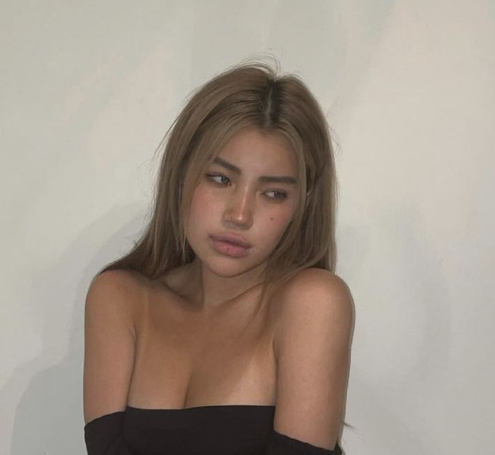 Asian W Blonde Hair, Hair Inspo Tan Skin, Hair Dye Inspo Asian, Hair Styles For Tan Skin, Hannah Kae Blonde, Tan Hair Color Ideas, Tan Skin Colored Hair, Light Brown Hair On Tanned Skin, Honey Hair Tan Skin