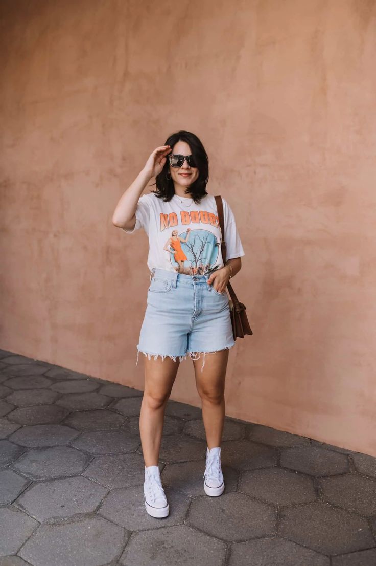 denim shorts and tee Millennial Outfit, Summer Midsize, Look Short Jeans, Midsize Outfit, Summer Slip Dress, Mom Jean Shorts, Jean Short Outfits, Denim Shorts Outfit, Midsize Outfits