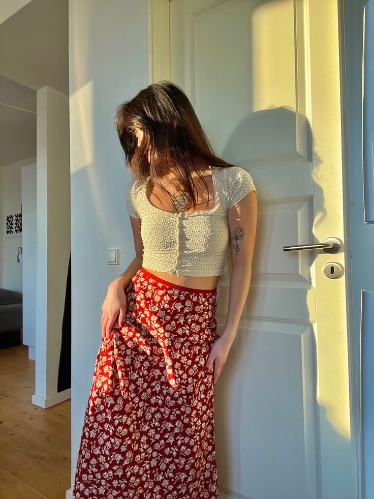 H&M Hole-knit button up cropped tee / MANGO red floral midi skirt Flower Skirt Outfit Summer, Long Red Skirt Outfit, Red Maxi Skirt Outfit, Red Midi Skirt Outfit, Floral Midi Skirt Outfit, Flower Skirt Outfit, Midi Skirt Outfits Summer, Red Skirt Outfits, Printed Skirt Outfit