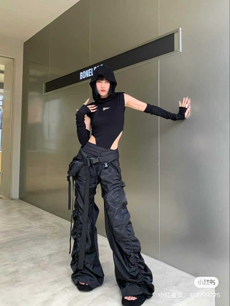 Techno Street Style, Matrix Rave Outfit, Kpop Rave Outfits, Black Cybercore Outfit, Aespacore Outfits, Kpop Festival Outfit, Dark Futuristic Fashion, Futuristic Outfits Aesthetic, Futuristic Outfit Ideas