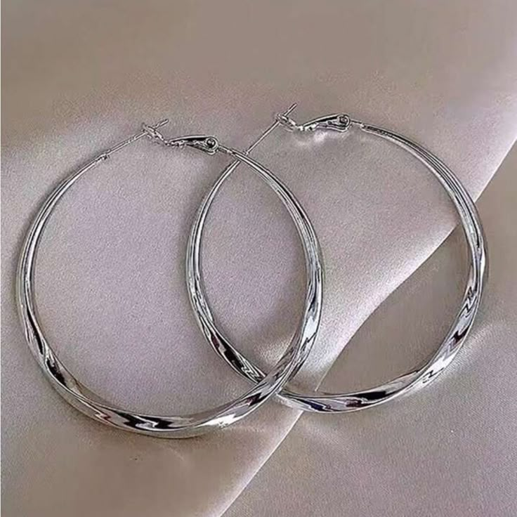 Hoop Earrings Aesthetic, Twisted Hoop Earrings, Earrings Aesthetic, Classy Jewelry, Watches Women Fashion, Stylish Jewelry, Circle Earrings, Silver Hoops, Silver Hoop Earrings