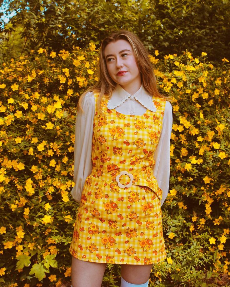 Enjoying the sunshine while we can in our Lola pinafore! 🌼🌸 Now available in our sugar town prints 🌸 • • • • #60s #70s #60sstyle #hippie #mod #retrostyle Mod Fashion Aesthetic, Vintage Dress Outfit Ideas, Cool Layered Outfits, Vintage Fashion 1960s Retro, 70’s Fashion Women, 70s Dress Outfit, 60's Outfits, 60s Dresses Vintage, Vintage Dresses 70s