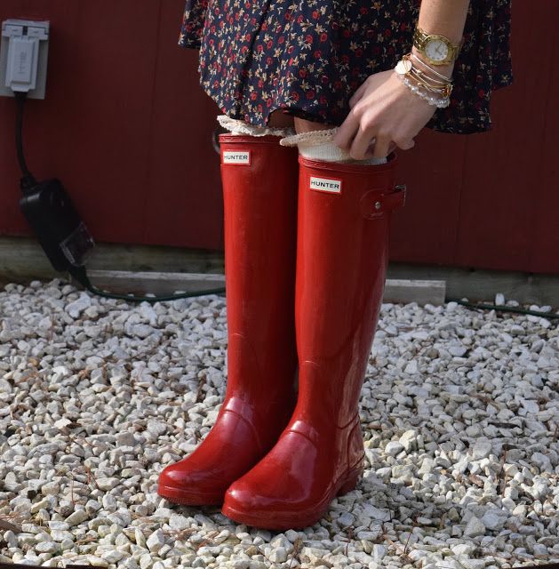 Red Rain Boots Outfit, Hunters Boots, Hunter Rain Boots Outfit, Wellies Outfit, Red Wellies, Gardening Boots, Insulated Work Boots, Rain Boot Outfit, Red Hunter Boots