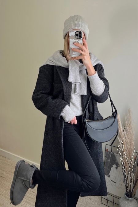 Ugg Boots Outfit Work, Ugg Mini Boots Outfit Grey, Boots With Socks Outfit Black Leggings, Ugg Boots And Jeans Outfit, Uggs 2022 Outfit, Gray Mini Uggs Outfit, Grey Ugg Mini Outfit, Ugg Ultra Mini Outfit Aesthetic, Emu Shoes Outfit