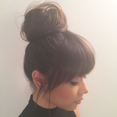 #chignon #frangia scalata Sanggul Modern, Κούρεμα Bob, Long Hair With Bangs, Short Hairstyle, Haircuts With Bangs, Grunge Hair, Hair Envy, Great Hair, Messy Bun