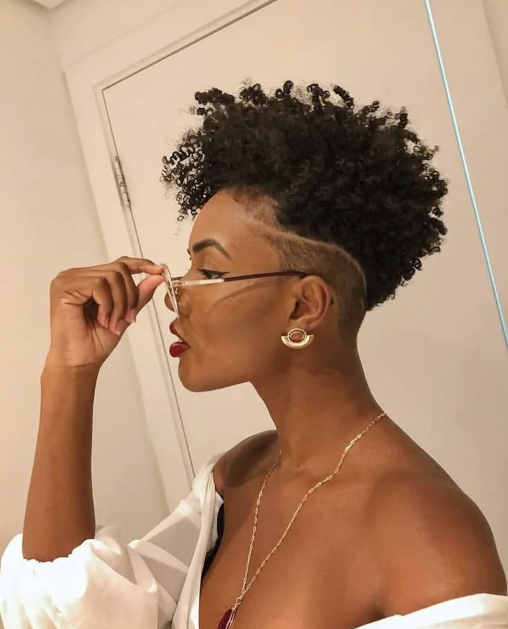 Afro Hair Inspiration, Tapered Natural Hair Cut, Styles For Curly Hair, Natural Hair Haircuts, Short Hair Designs, Short Natural Curly Hair, Short Shaved Hairstyles, Shaved Hair Designs, Shaved Side Hairstyles