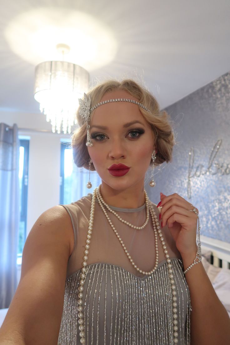 20s flapper girl makeup; Gatsby makeup and outfit #makeup #makeuptutorial #halloweenmakeup #redlipstick #redlips Great Gaspy Theme Makeup, Great Gabsy Make Up, Flapper Girl Makeup 1920s, Roaring 20s Makeup Gatsby, 20s Flapper Makeup, Gatsby Makeup And Hair, 1920 Makeup Gatsby, Flapper Makeup 1920s, 20s Makeup Look