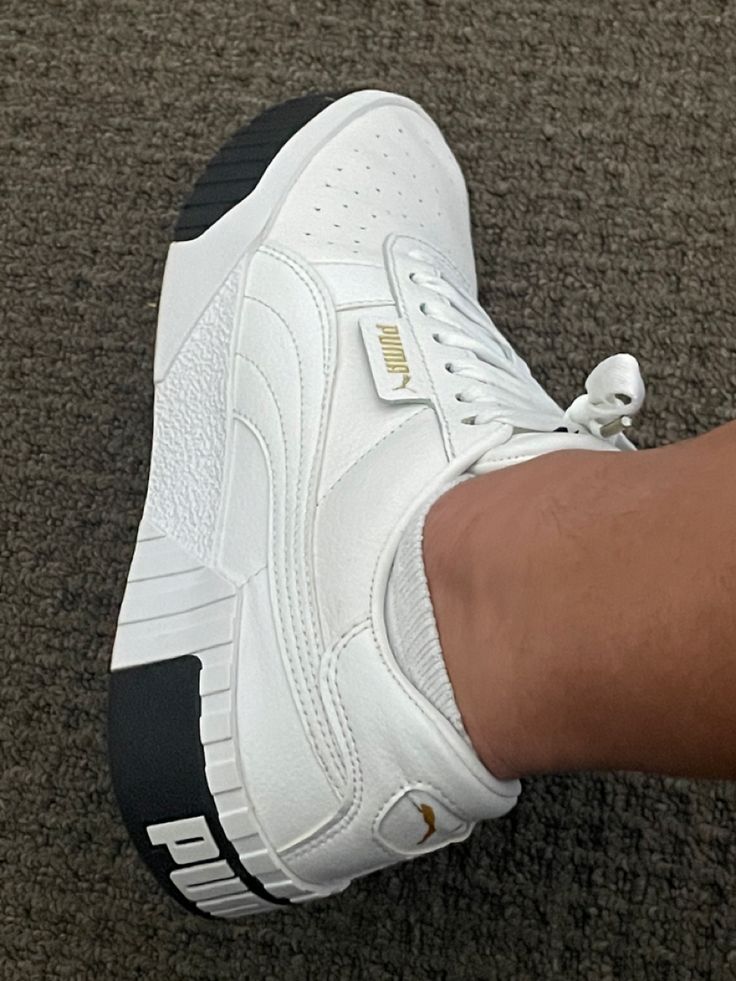 Simple black on white style puma cali Rihanna Shoes, Puma Sneakers Black, Puma Rihanna, Puma Cali, White Puma, Pumas Shoes, Photoshoot Ideas, Sneakers Black, Rihanna