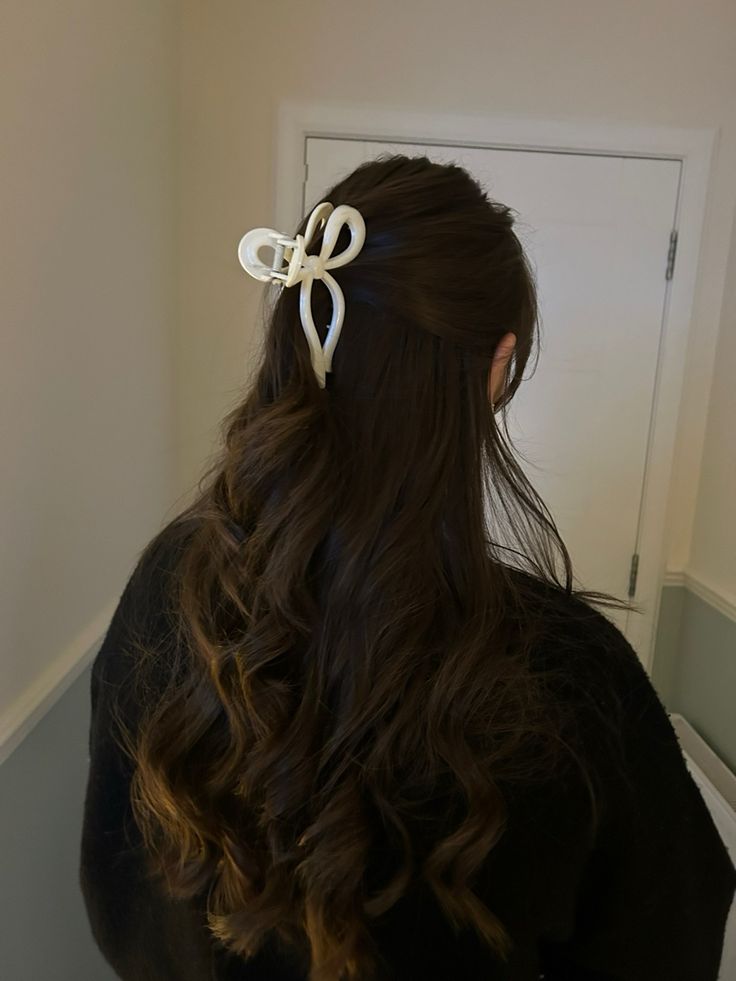 Hair Manifestation, Everskies Profile, Hair Clips Aesthetic, Hairstyles For Layered Hair, Hair Accessories Collection, Clip Hairstyles, Vogue Beauty, Hair Accessories Clips, Cheer Bow