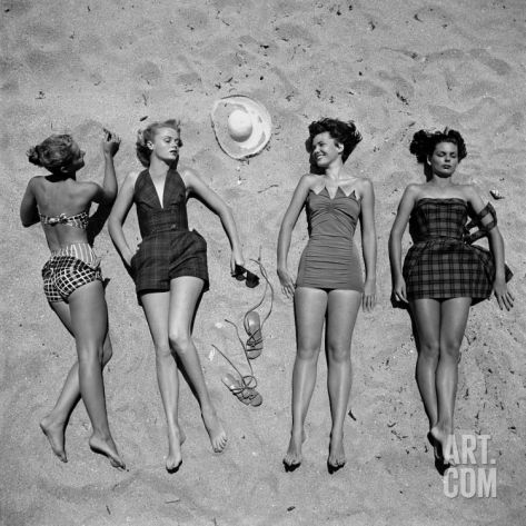 Four Models Showing Off the Latest Bathing Suit Fashions While Lying on a Sandy Florida Beach Photographic Print by Nina Leen at Art.com Four Women, Fotografi Vintage, Adored Vintage, Look Retro, Vintage Fashion Photography, Vintage Swimsuits, 1950s Style, Vintage Beach, Life Magazine