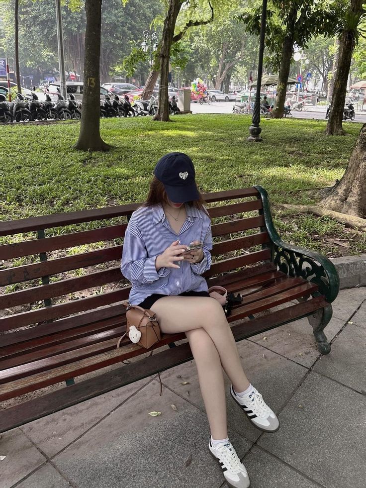 Park Date Outfit Ideas, Tita Outfit Ideas, Theme Park Outfit Ideas, Simple Korean Outfits, Movie Date Outfit, Theme Park Outfits, Ootd Poses, Neat Casual Outfits, Simple Casual Outfits